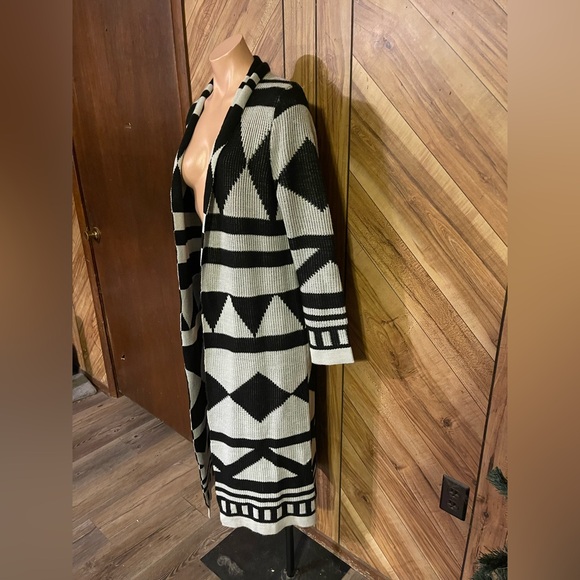 Cato Women’s Medium White & Black Geometric Print Open Duster Cardigan - Picture 4 of 7